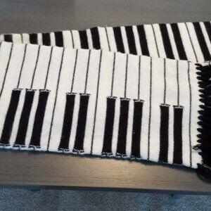 Vintage Piano Keyboard Scarf ... 85 Keys ... 54 Inches Long ... Great Condition